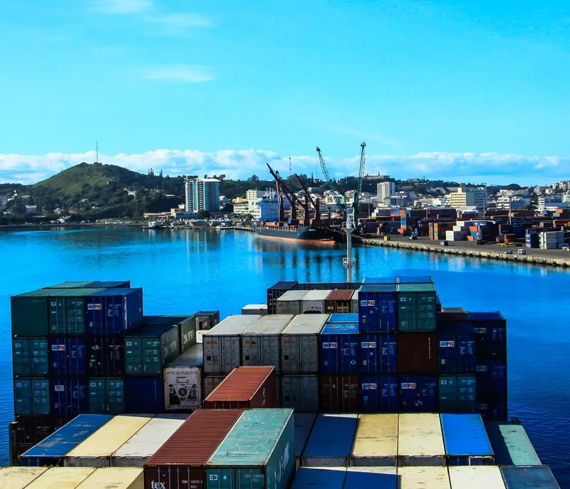 Port de commerce de Nouméa et ses conteneurs